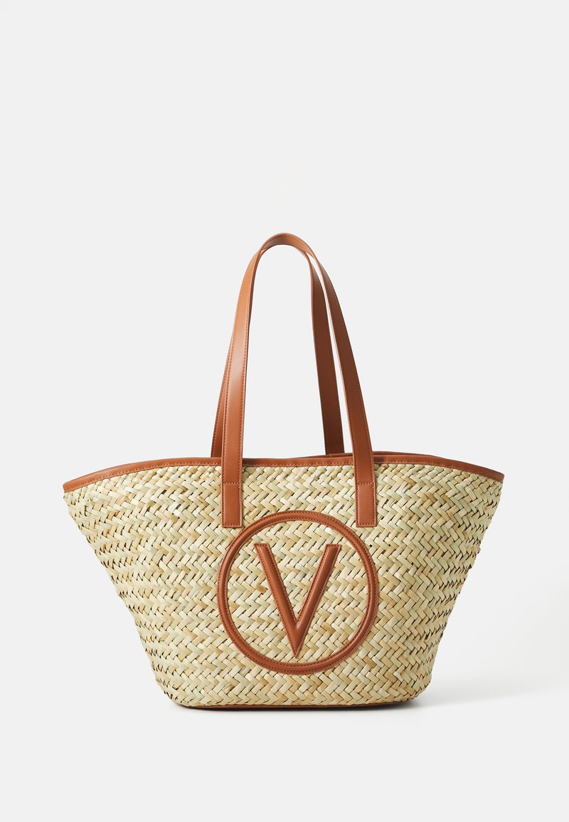 Saco tote de palha entrelaçada com alças de couro castanho, apresentando um logo em relevo de "V" na frente e um design espaçoso ideal para múltiplos usos.