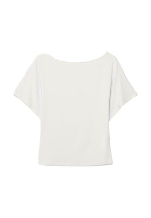 Hvid kortærmet damebluse med bred bådudskæring og afslappet pasform, fladt lagt ud på en hvid baggrund.
