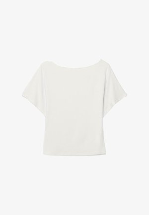 Maglia bianca da donna a maniche corte con ampia scollatura a barca e vestibilità rilassata, mostrata distesa su uno sfondo bianco.
