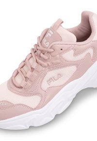 Rosa Sportschuh mit einem Obermaterial aus Mesh und glatten Lederakzenten, runden Schnürsenkeln, gepolstertem Kragen und einer weißen strukturierten Gummisohle.