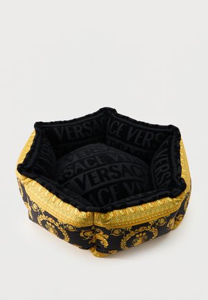 Kuusikulmainen musta ja kultainen lemmikin peti, jossa on koristeellinen barokkikuvio ja "VERSACE"-teksti sisätyynyssä ja sivuilla.