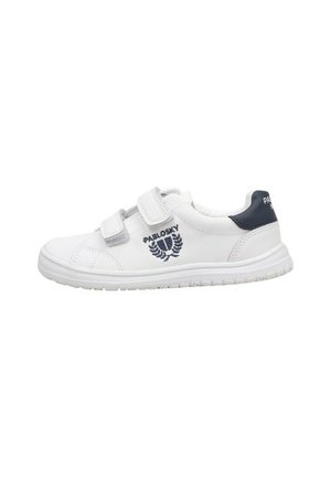 Zapatilla blanca de corte bajo con dos tiras de velcro, logo y emblema azules en el lateral, y lengüeta azul en el talón.