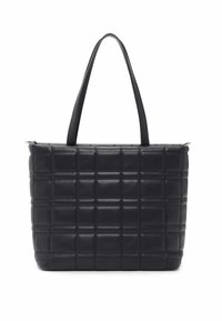 Černá prošívaná taška z hladké kůže s dvěma zaoblenými držadly a zipovým uzávěrem, s strukturovaným obdélníkovým tvarem.