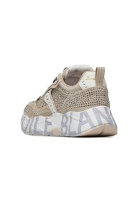 Beige Sneaker mit Mesh-Obermaterial, verziert mit Strasssteinen, weißen Akzenten, chunky Sohle und grauem Text auf der Außensohle. Insgesamt modisches Design.