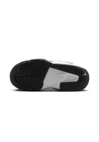 Zwart-witte sneakerzool van gestructureerd rubber, met een gemusterde profiel voor grip en een opvallende logo-detail.
