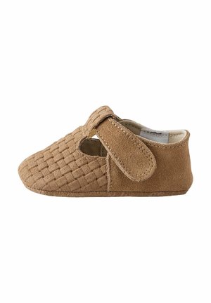 Scarpa in camoscio marrone con texture intrecciata, punta arrotondata e una fascia in velcro. Presenta lati intagliati, fodera morbida e suola piatta.