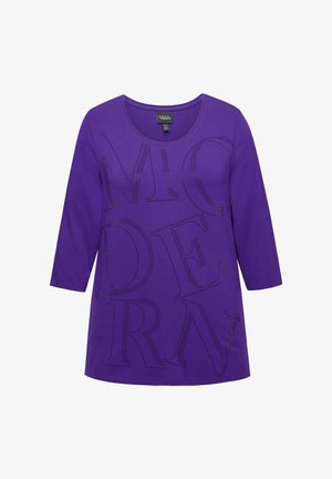 Fioletowa, długorękawowa koszulka z okrągłym dekoltem. Posiada dużą, czarną perforowaną literę z napisem "MODERN". Miękka faktura materiału.