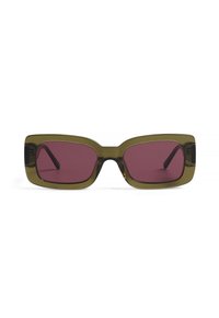 Lunettes de soleil rectangulaires avec monture vert olive et verres rose foncé. Le design est épuré avec des branches droites et sans accents matériels visibles.
