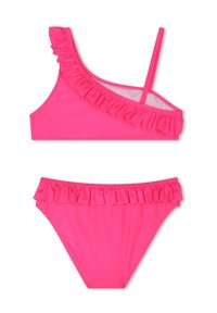 Rózsaszín bikini szett, amely egyoldalas, fodros felsőből és fodros részletekkel rendelkező, hozzáillő alsóból áll, sima, rugalmas anyagból készült.