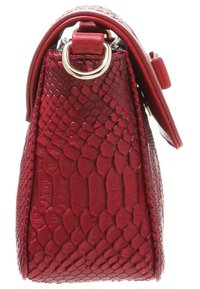 Borsa a mano strutturata rossa realizzata in pelle con texture a stampa di serpente. Presenta un manico spesso e finiture in ottone dorato.