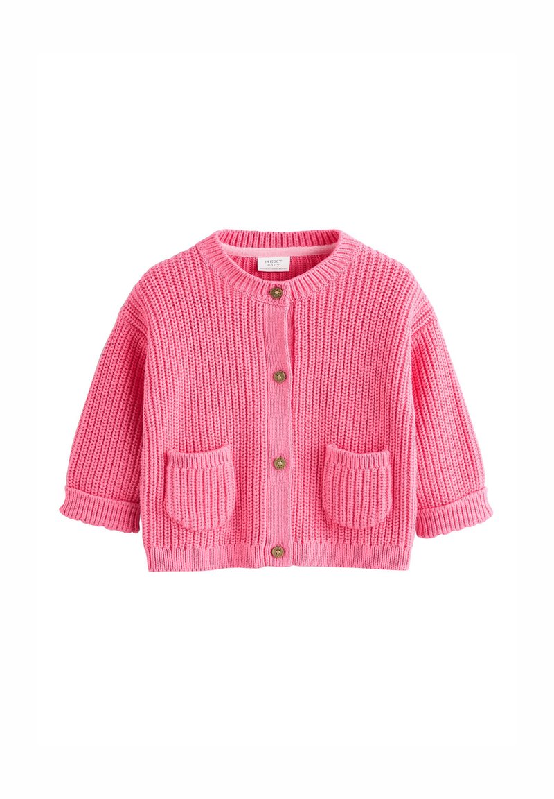 Strikket cardigan i livlig pink med rund halsudskæring, knaplukning og to forlommer. Korte, opkrogede ærmer tilføjer detaljer.