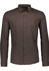 Camicia marrone a maniche lunghe con colletto, caratterizzata da un tessuto testurizzato e bottoni neri lungo la patta anteriore.