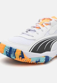 Weißer Sportschuh mit einem Obermaterial aus Netzgewebe, schwarzen Akzenten und einer mehrfarbigen Gummisohle mit orangefarbenen, blauen und türkisfarbenen Details.