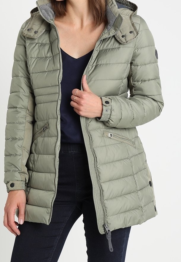 Chaqueta de plumas verde oliva con textura acolchada, cremallera frontal y capucha desmontable con botones a presión. Cuenta con bolsillos laterales y forro gris en contraste.