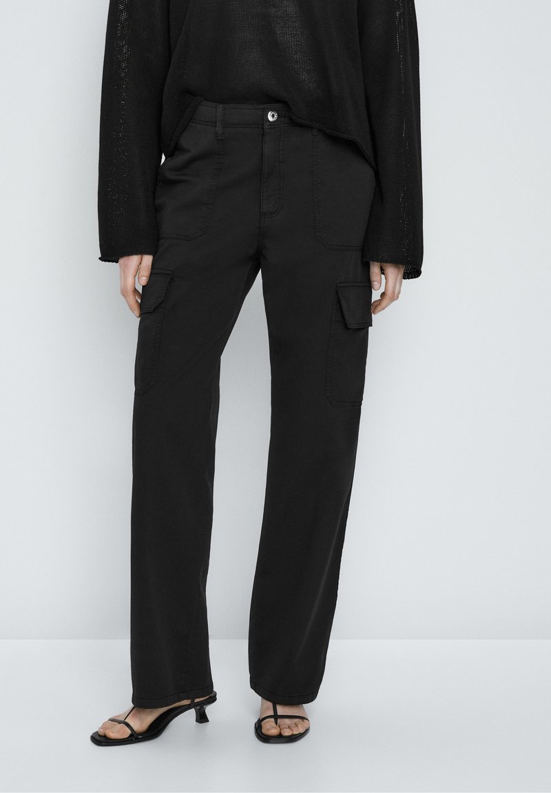 Schwarze Cargo-Hosen mit lockerer Passform. Verfügt über mehrere Seitentaschen, einen vorderen Knopfverschluss und einen glatten Baumwollstoff für hohen Tragekomfort.