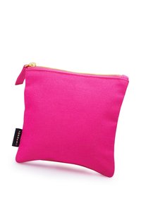 Bolso de tela rosa con una superficie texturizada, cierre dorado y una pequeña etiqueta negra a un lado. Sus dimensiones son compactas, adecuadas para objetos pequeños.
