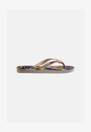 Egyetlen bézsszínű pántos papucs színes, szivárványos és trópusi mintával a talpon, egyszínű fehér háttéren.