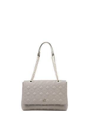 Sac à main matelassé beige avec rabat, anses chaînes dorées et petit logo métallique au centre avant.