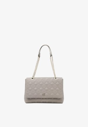 Beige gewatteerde handtas met klep, gouden kettingbandjes en een klein metalen logo middenvoor.
