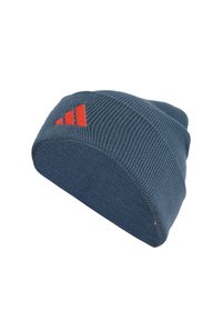 Gorro de punto azul con un acabado texturizado, que presenta un acento de logo rojo. El diseño es ajustado y redondeado, adecuado para diversas actividades al aire libre.