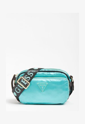Una borsa a tracolla in raso turchese con due scomparti con zip, dotata di una tracolla in tessuto con il logo "GUESS" e un accento metallico con logo.