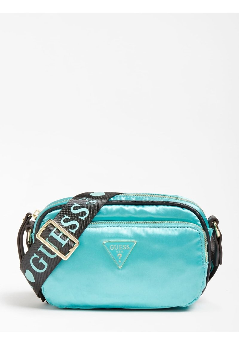 Tyrkysová saténová kabelka přes rameno se dvěma přihrádkami na zip, s látkovým popruhem s nápisem "GUESS" a kovovým logem.