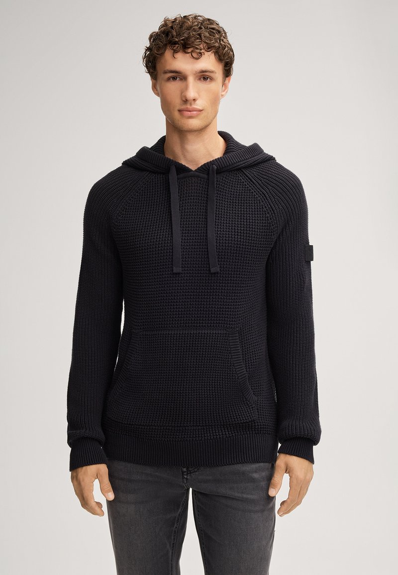 Granatowy dziany hoodie z teksturowanym wzorem, kieszenią kangurzą i regulowanym kapturem. Posiada ściągacze na mankietach i dole dla lepszego dopasowania.