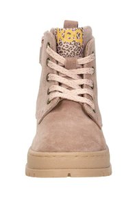 Roze suède enkelboot met een beige rubberen zool, met lichtroze veters en een binnenvoering met luipaardpatroon. Logo in het geel op de tong.