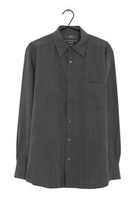Camicia a maniche lunghe a quadretti neri e grigi con colletto classico, tasca frontale e chiusura a bottoni. Realizzata in tessuto morbido, presenta una superficie liscia.