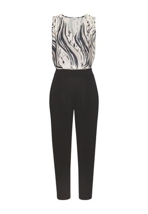 Ærmeløs jumpsuit med V-udskæring, sorte skarptskårne bukser og en hvid top med sorte abstrakte penselstrøgsmønstre.