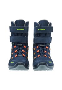 Stivali da esterno blu scuro con accenti grigi, lacci arancioni, cinturini in Velcro e suola testurizzata. Presentano il marchio GORE-TEX sul lato.