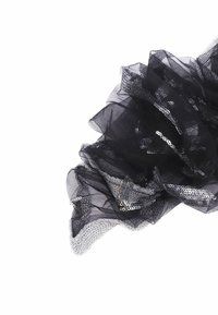 Rafia nera con volant e paillettes argentate lungo il bordo, con un aspetto trasparente e testurizzato, design a strati con morbidi drappeggi.