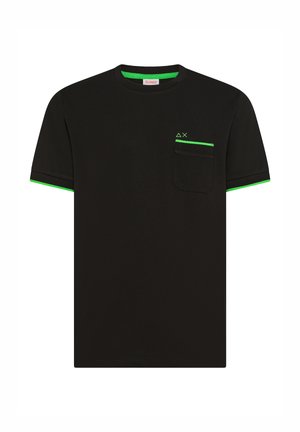 T-shirt nera a maniche corte con rifiniture verde neon su collo e maniche, tasca frontale con dettaglio neon e piccolo logo geometrico sopra la tasca.