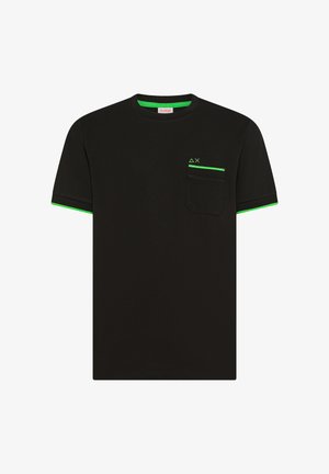 Zwart T-shirt met korte mouwen, voorzien van neon groene rand aan de hals en mouwen, een voorzak met neon detail en een klein geometrisch logo boven de zak.