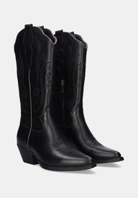 Botas de vaquero de cuero negro con grabado floral, punta afilada, tacón bajo apilado, costura intrincada y cierre de cremallera en el lateral.