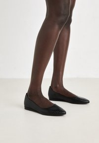 Unselected, black