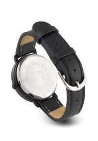 Montre avec bracelet en cuir noir, possédant un boîtier arrière en acier inoxydable rond, des détails gravés et un design minimaliste élégant. Résistante à l'eau jusqu'à 30m.
