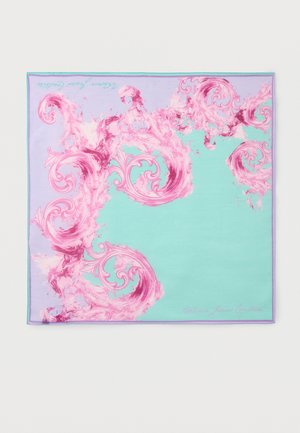 Τετράγωνο μεταξωτό μαντίλι με ροζ διακοσμητικούς στροβιλισμούς σε φόντο λεβάντας και τιρκουάζ, με υπογραφές στα σημεία των γωνιών.