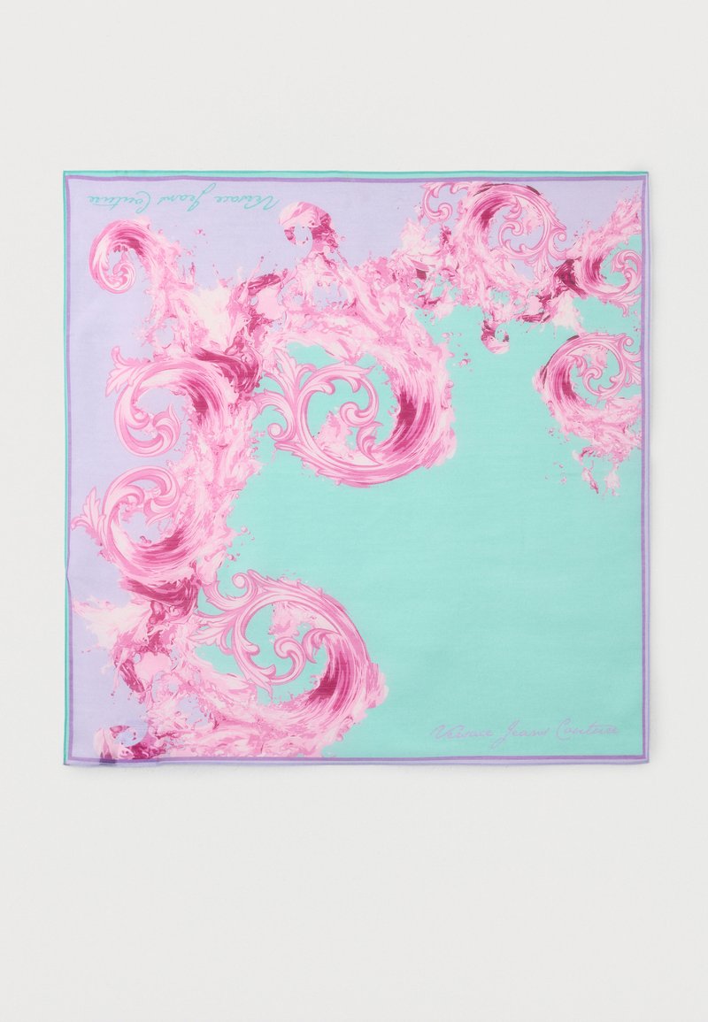 Τετράγωνο μεταξωτό μαντίλι με ροζ διακοσμητικούς στροβιλισμούς σε φόντο λεβάντας και τιρκουάζ, με υπογραφές στα σημεία των γωνιών.