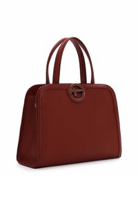 Rød læderhåndtaske med et struktureret design, to håndtag, der har en rund metalemblem-detalje foran. Glat tekstur og rektangulær form.