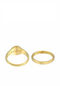 Twee gouden ringen van Kuzzoi. Eén heeft een golfpatroon, de andere is een eenvoudige, gepolijste band. Beide hebben een gegraveerd merkteken aan de binnenkant.