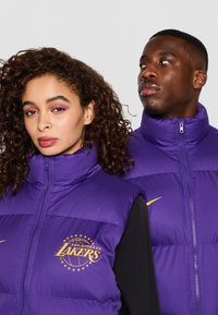 Nike Performance NBA CITY EDITION LOS ANGELES LAKERS PUFFER VEST - Brezrokavnik - field purple