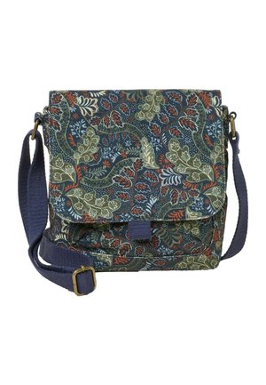 Crossbody-Tasche mit verstellbarem navyblauem Riemen und Klappe, bedeckt mit grünem, blauem und orangefarbenem blättrigem Blumenmuster auf dunklem Hintergrund.