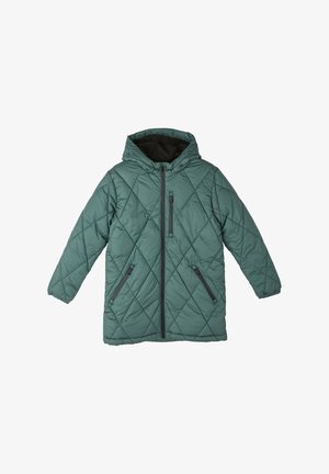 Veste longue à capuche matelassée de couleur vert foncé. Présente des coutures diagonales, des poches zippées et des poignets élastiques pour un ajustement serré.