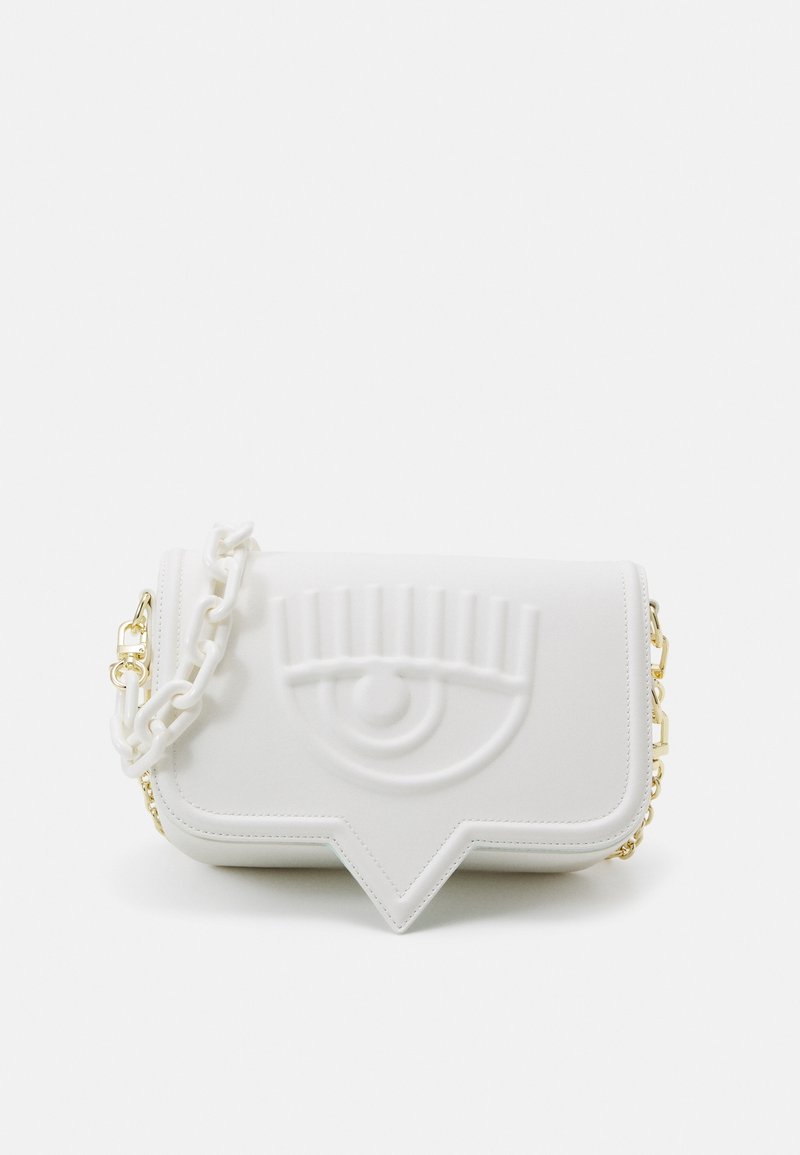 Vit rektangulär axelväska med präglad ögon-design och vit plastkedja kombinerad med guldmetallkedja på vit bakgrund.