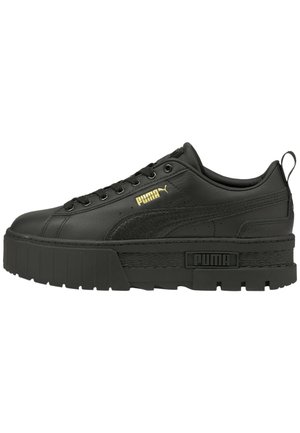 Sort Puma platformsneaker med tyk sål, snørelukning, gyldent Puma-logo på siden og trækstrop ved hælen.