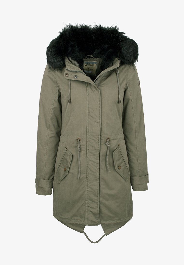 Veste parka vert olive avec capuche en fausse fourrure noire, taille à cordon de serrage, fermeture éclair et deux poches à rabat à l'avant. Texture de tissu lisse.