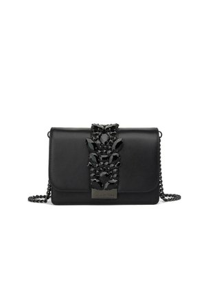 Bolso cruzado de cuero negro con una superficie texturizada, que presenta un acento negro con joyas en la parte frontal y una correa de cadena.