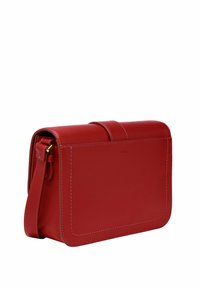 Sac à épaule en cuir rouge avec une texture lisse, de forme rectangulaire, doté d'un rabat à l'avant et d'une seule sangle ajustable. Détails de couture remarquables visibles.