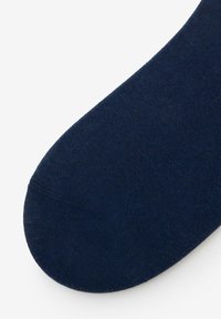 Granatowa skarpetka o gładkiej fakturze, zaokrąglonym palcu i bezszwowym designie, wykonana z miękkiego, elastycznego materiału.